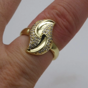 Detailansicht eines 14k vergoldeten Schleifenrings mit Zirkonia-Mikropflaster am Finger