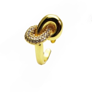 Nahaufnahme eines 14k vergoldeten Schleifenrings mit Zirkonia und verstellbarem Design