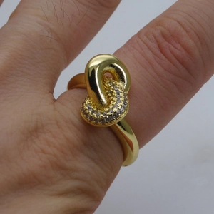 Detailaufnahme des zweischleifigen Goldrings mit Pavé-Fassung aus Zirkoniasteinen