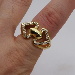 Dettaglio dell'anello a quadrati intrecciati in oro 14k con pietre di zircone micro