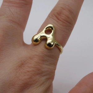 Verstellbarer Ring mit 14k Goldbeschichtung und unregelmäßigem Flüssigmetalldesign