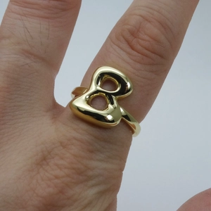 Detailansicht des polierten, 14k vergoldeten, verstellbaren Buchstabens-B-Rings am Finger