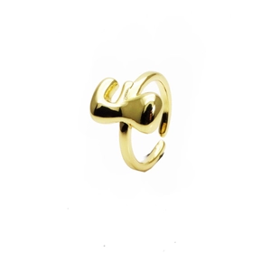 Detail eines 14k vergoldeten verstellbaren Rings mit fließendem abstraktem Design