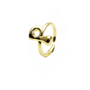 Detailansicht verstellbarer Gold-Buchstabenring mit abstrakter 14k Goldbeschichtung