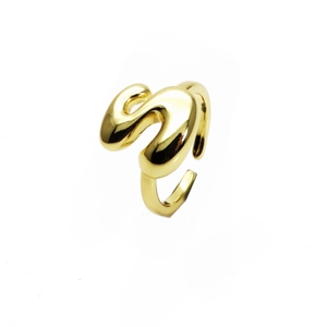 Nahaufnahme eines 14k vergoldeten, verstellbaren Wellenrings mit poliertem Finish