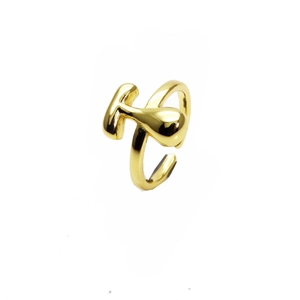 Detail eines 14k vergoldeten verstellbaren Rings mit glatter minimalistischer Form