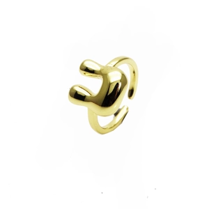 Detailaufnahme des 14k vergoldeten verstellbaren Rings mit glatter Metalloberfläche