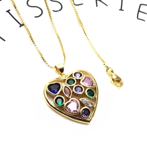 Goldene Herz-Halskette mit bunten Edelsteinen an einer minimalistischen Box-Kette