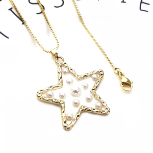 Goldene Stern-Halskette mit eingebetteten Perlen und strukturierter Fassung an Box-Kette