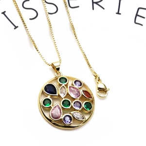 Detail der Goldkette mit rundem Anhänger und bunten mehrfarbigen Zirkonia-Steinen
