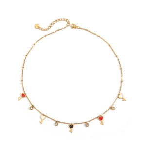 Detailopname van goud vergulde titanium stalen ketting met gekleurde hart-sleutel hangers