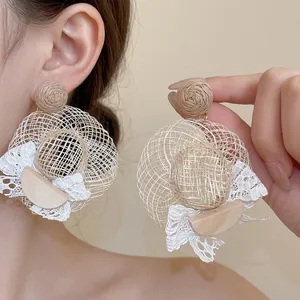 Boucles d'oreilles uniques en paille de raphia avec dentelle élégante et bois
