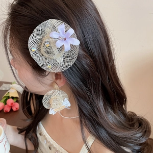 Détail du ensemble pince à cheveux chapeau de paille et boucles d'oreilles fleur plage.