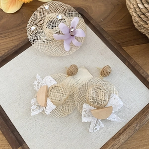 Détail de l'ensemble boucles d'oreilles et accessoire cheveux chapeau de paille raphia