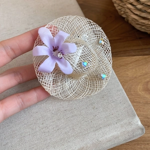 Barrette à cheveux mini chapeau en raphia avec fleur violette pour vacances d'été