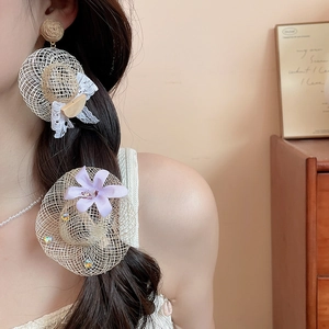 Détail de l'ensemble de bijoux boucles d'oreilles chapeau de paille et pince fleur.