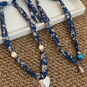 Collana foulard in tessuto a fiori blu con ciondoli a cuore e goccia in argento