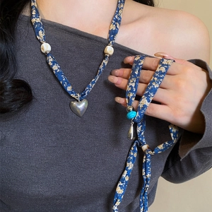 Collana a Sciarpa Floreale Blu Vintage per Donna Ciondolo a Cuore e Goccia in Resina Lega Catena Lunga per Maglione Gioielli