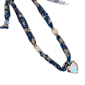 Elegante collana foulard in tessuto a fiori blu con ciondolo a cuore argento per donna
