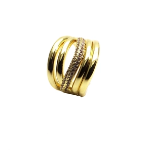 Makroaufnahme eines breit geometrischen Rings mit 14k Vergoldung und mehrlagigen Zirkonia-Steinen
