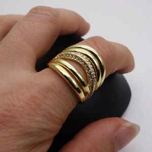 Eleganter 14k vergoldeter breiter Mehrschichtring mit funkelndem Zirkonia-Mikropavé