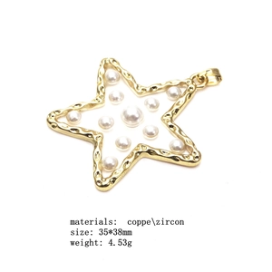 Makroansicht des goldenen Sternanhängers mit Perlen und Zirkon, Größe 35x38mm