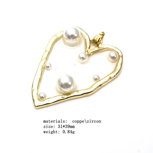 Makroaufnahme des 31x39mm vergoldeten Herzanhängers aus Kupfer mit Perlen und Zirkonia
