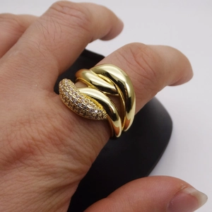 Detailansicht der 14k vergoldeten breiten Ringe mit schimmernden Zirkonia-Akzenten