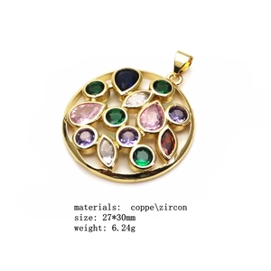 Makroaufnahme des 27x30mm Kupfer-Gold-Anhängers mit bunten Zirkon-Steinen besetzt