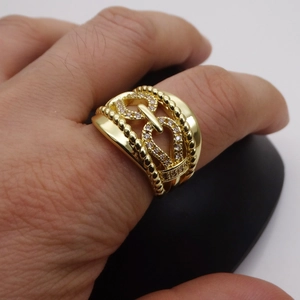 Nahaufnahme des 14k vergoldeten geometrischen Rings mit Zirkonia an der Frauenhand