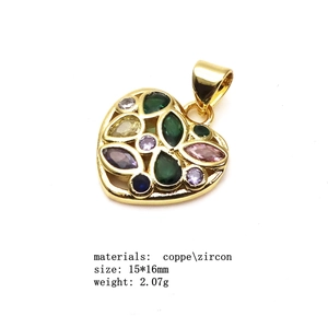 Makroaufnahme des 15*16mm Goldherz-Anhängers mit bunten Zirkonia-Steinen und Maßen