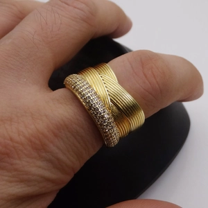 Detail eines 14k vergoldeten breiten Rings mit parallelen Linien und Mikro-Pavé-Zirkonia-Besatz