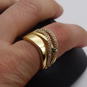 Nahaufnahme des verstellbaren 14k vergoldeten breiten Ringes mit Zirkonia-Steinen