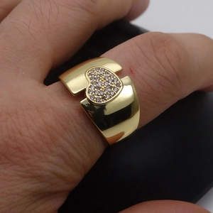 Makroaufnahme eines 14k vergoldeten breiten Rings mit einem herzförmigen Zirkonia-Besatz