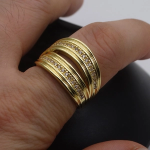 Makro-Detail des 14k vergoldeten mehrlagigen Rings mit Zirkonia-Mikropflasterung am Finger