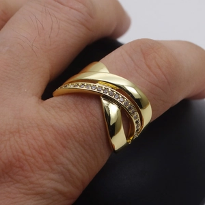 Nahaufnahme des vergoldeten X-Rings mit Zirkonia-Mikropavé-Besatz für Damen
