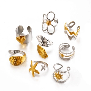 Set aus 8 gold- und silberfarbenen Edelstahlringen mit Herz-, Sonnen- und Sternmotiven.