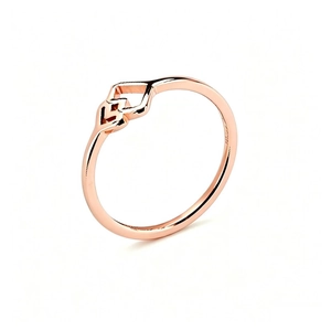 Detailansicht eines roségoldenen geometrischen Rings mit glänzend polierter Oberfläche