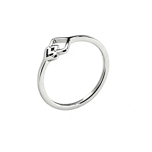 Seitenansicht eines minimalistischen Silber-Titanstahlrings mit geometrischem Knotendesign