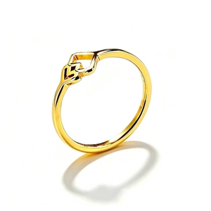 Detailansicht eines minimalistischen, 18 Karat vergoldeten Rings aus Titanstahl.
