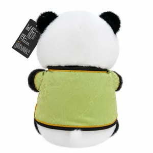 Vue arrière d'un doudou panda en peluche portant un vêtement traditionnel Tang vert