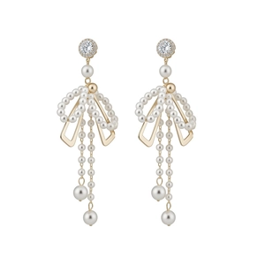Boucles d'oreilles élégantes en argent avec nœud en perles et détails de strass brillants.