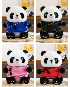 Peluches panda portant des costumes traditionnels Tang en quatre couleurs vives.