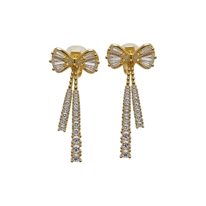 Boucles d'oreilles clip nœud plaquées or 14k avec zircons étincelants et pompon