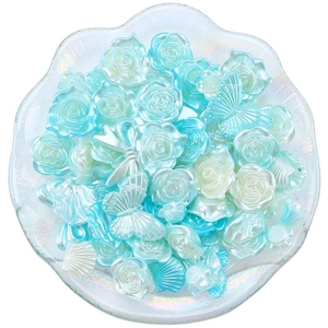 Set di ciondoli in resina perlata con fiori e farfalle blu e bianchi