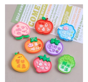 Détail de 8 breloques en résine en forme de fruits avec caractères chinois gravés