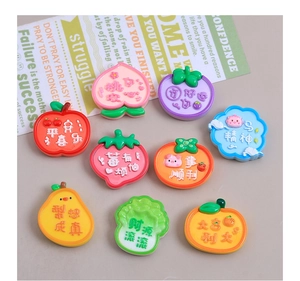 Vue à plat de breloques en résine aux formes de fruits colorés pour décorations artisanales