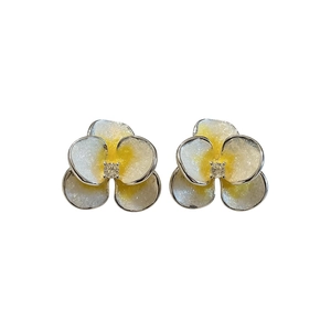 Eleganti orecchini a lobo a forma di fiore in smalto con zircone brillante su sfondo bianco
