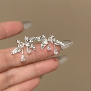 Vista dettagliata di orecchini floreali in argento con gocce di zircone scintillanti