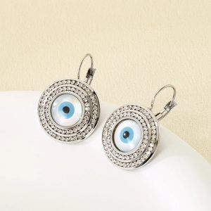 Vue détaillée de boucles d'oreilles Evil Eye argentées avec doubles halos en strass.
